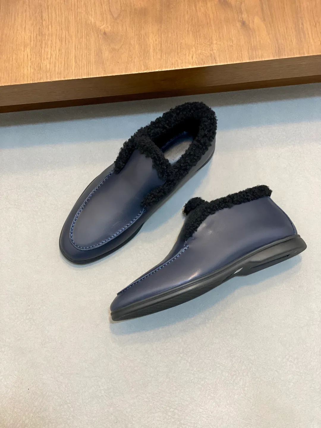 Men's Men's Shoes💰860 LoroPiana/nuoyoupiana men's new autumn and winter wool shoes, Dongguan-made raw materials are in great demand! This casual shoe is made of imported calfskin, with a full wool lining and insole for an extraordinarily comfortable and warm wearing experience. The ultra-light two-color rubber sole creates a charming modern aesthetic. There is an LP logo on the bottom. The style is simple and fashionable, and the upper foot is comfortable, warm and breathable! Comes complete with original box packaging! Size: 39-40-41-42-43-44 standard leather shoe size (45/46 can be customized but does not support returns)